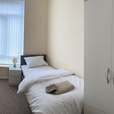 Rooms 7 Minutes From Etihad Манчестер Екстер'єр фото