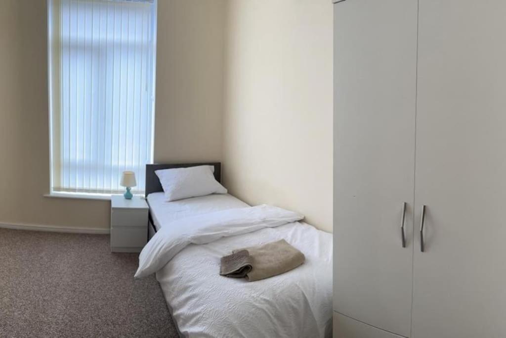 Rooms 7 Minutes From Etihad Манчестер Екстер'єр фото